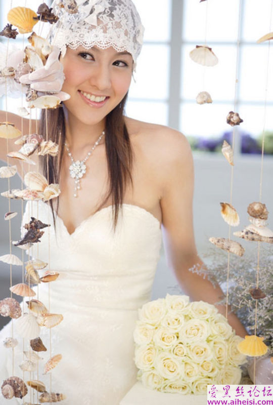 和花儿一样美丽的白色婚纱美图