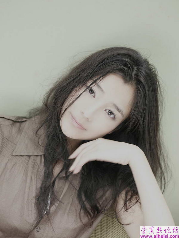 喜欢耍酷的美女黑白图