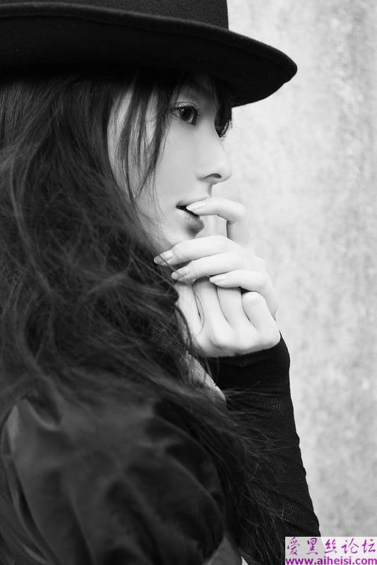 喜欢耍酷的美女黑白图