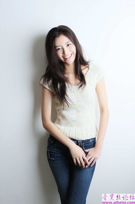 喜欢耍酷的美女黑白图