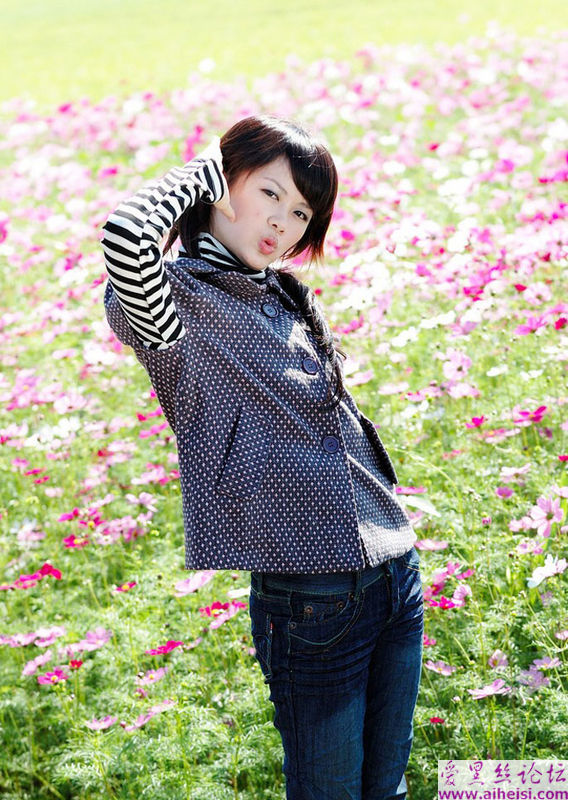 在花儿的海洋中自由玩耍的小女生