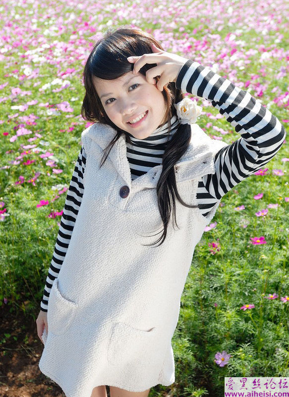 在花儿的海洋中自由玩耍的小女生