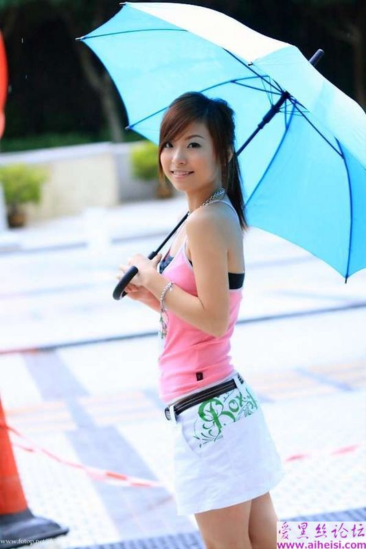 夏日白嫩美眉