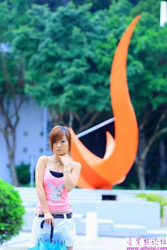 夏日白嫩美眉