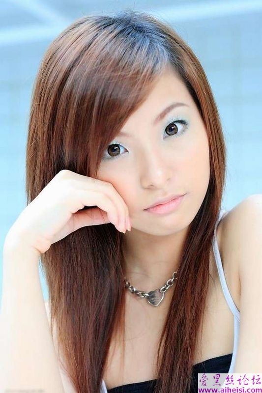 夏日白嫩美眉