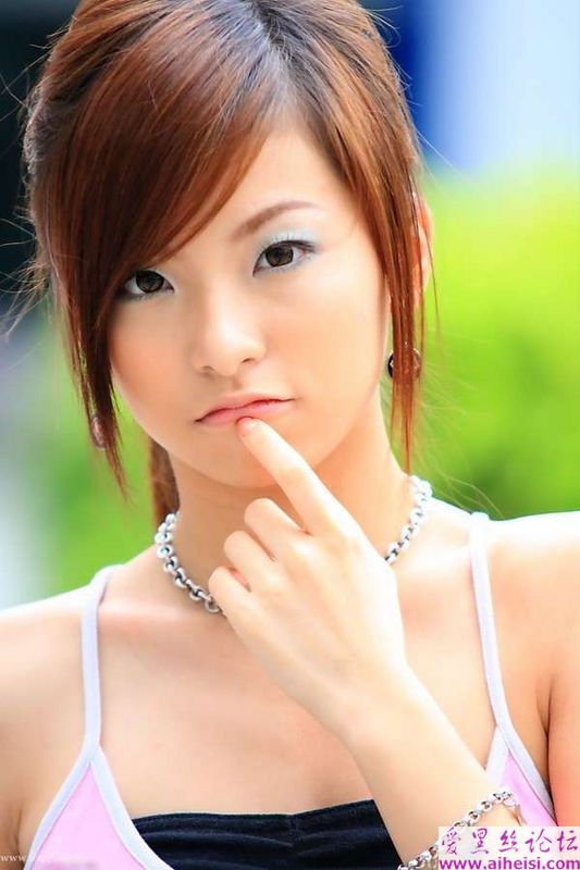夏日白嫩美眉