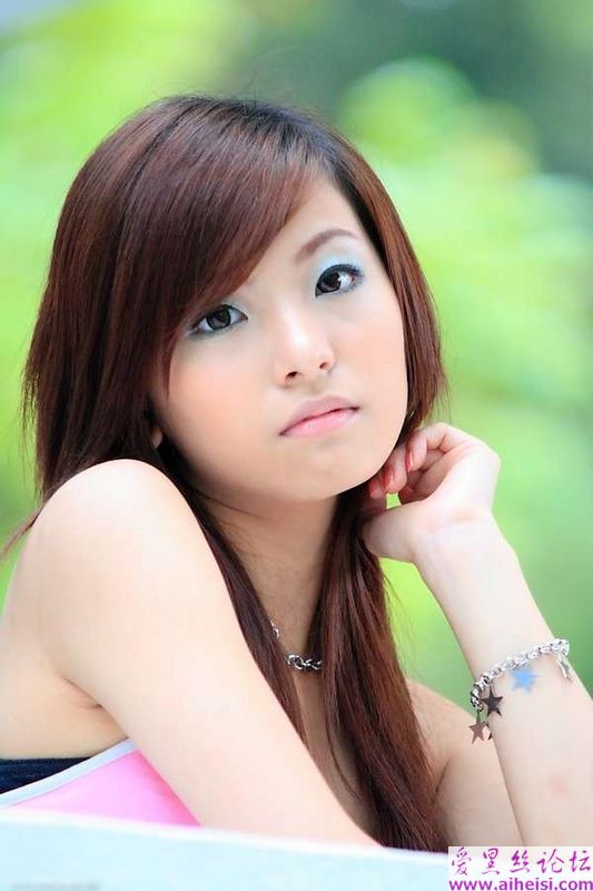 夏日白嫩美眉