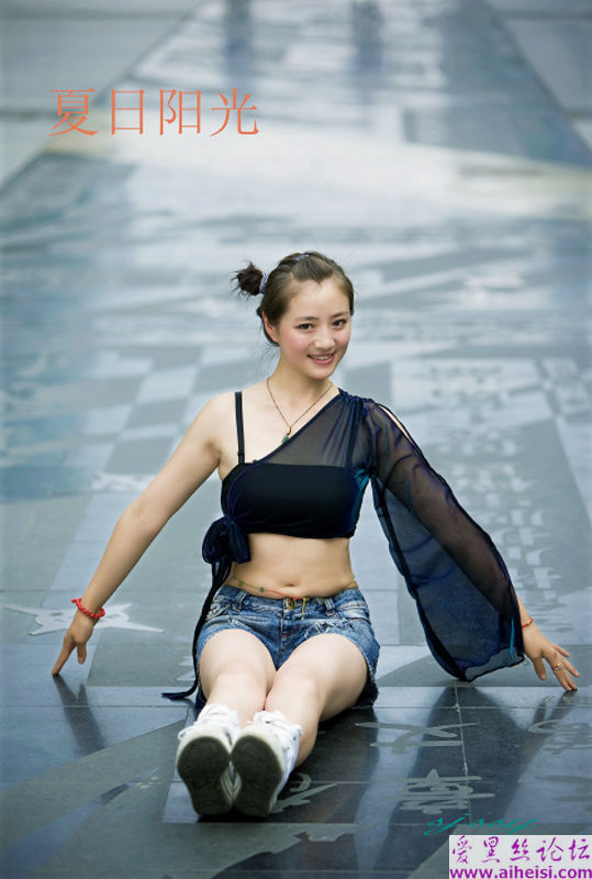 夏日阳光下的美女