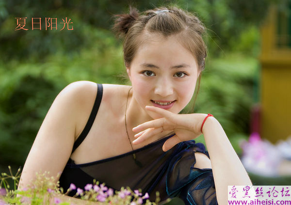 夏日阳光下的美女