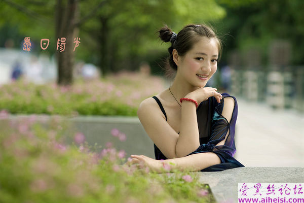 夏日阳光下的美女