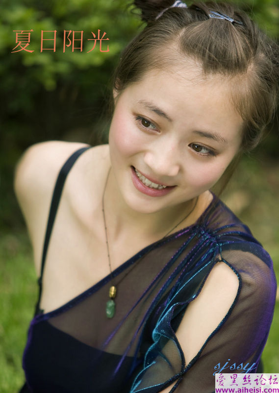 夏日阳光下的美女