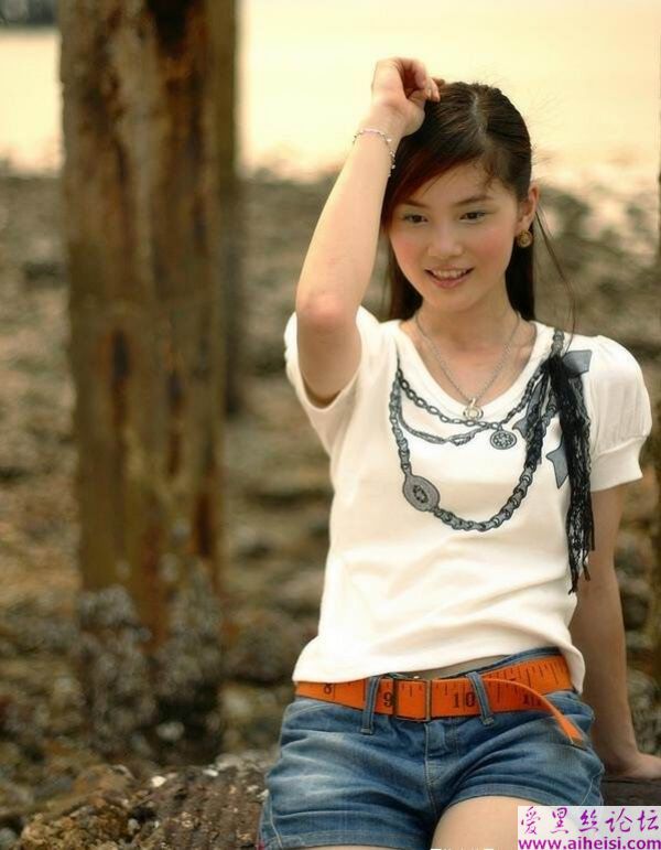 夕阳下青春靓丽国产美女