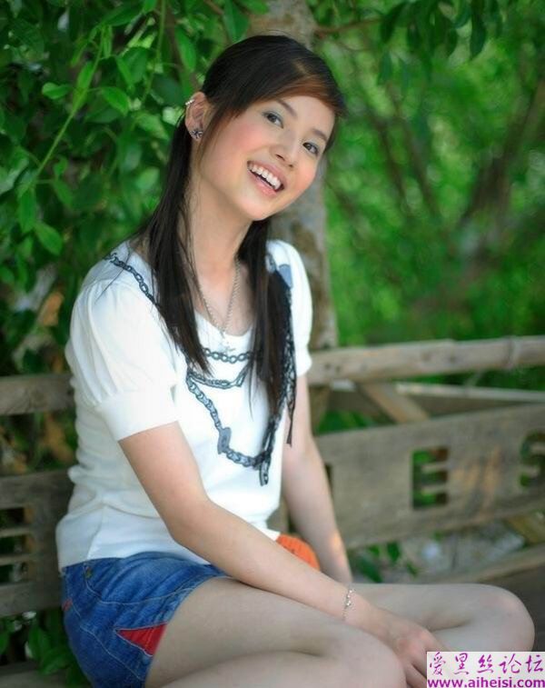 夕阳下青春靓丽国产美女