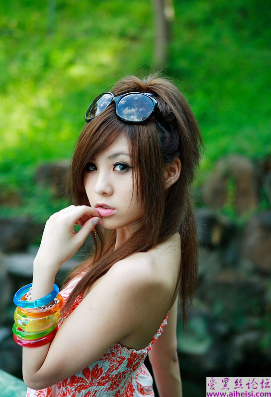 大美女小涵最新清爽裙装写真