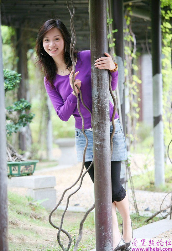 大美女迷人的紫色短裙装