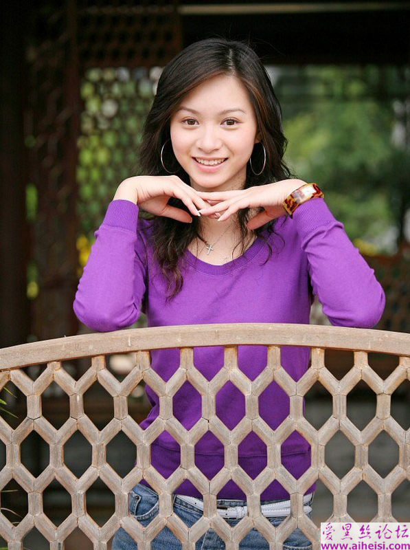大美女迷人的紫色短裙装
