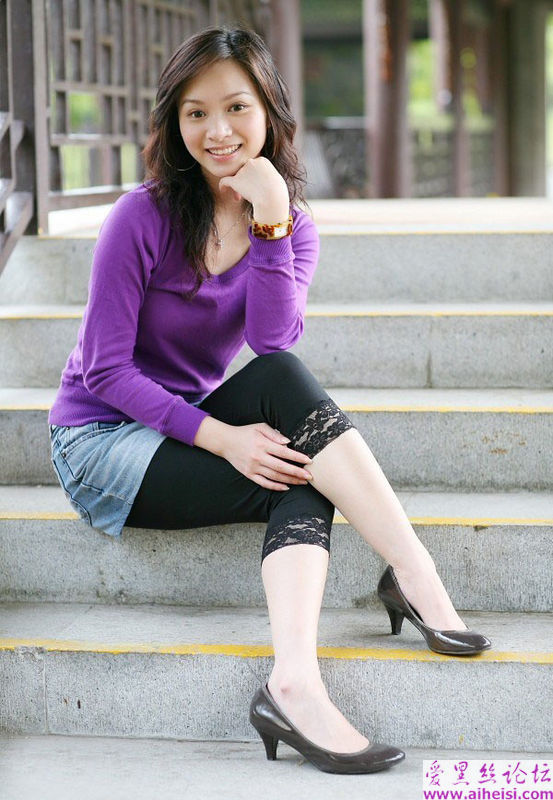 大美女迷人的紫色短裙装