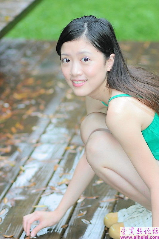 天然水嫩肌肤的女生图片