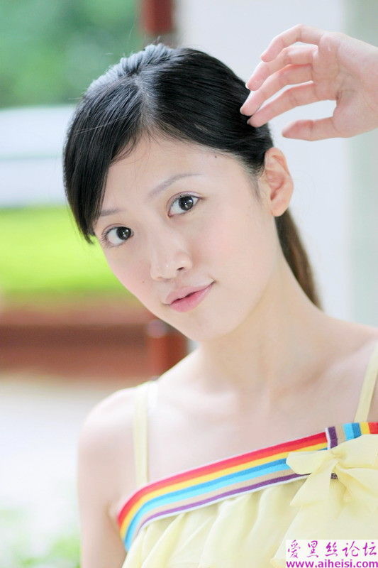 天然水嫩肌肤的女生图片