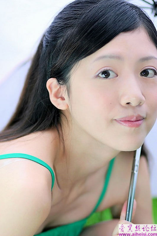 天然水嫩肌肤的女生图片