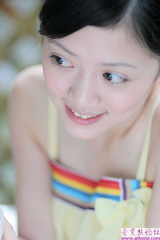 天然水嫩肌肤的女生图片