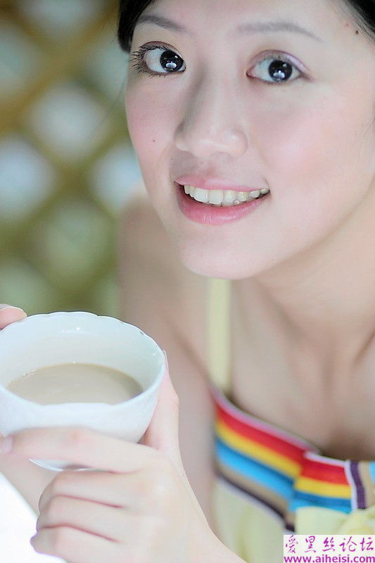 天然水嫩肌肤的女生图片