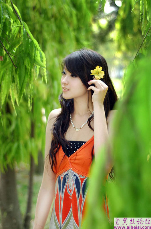 头戴小黄花的美丽姑娘