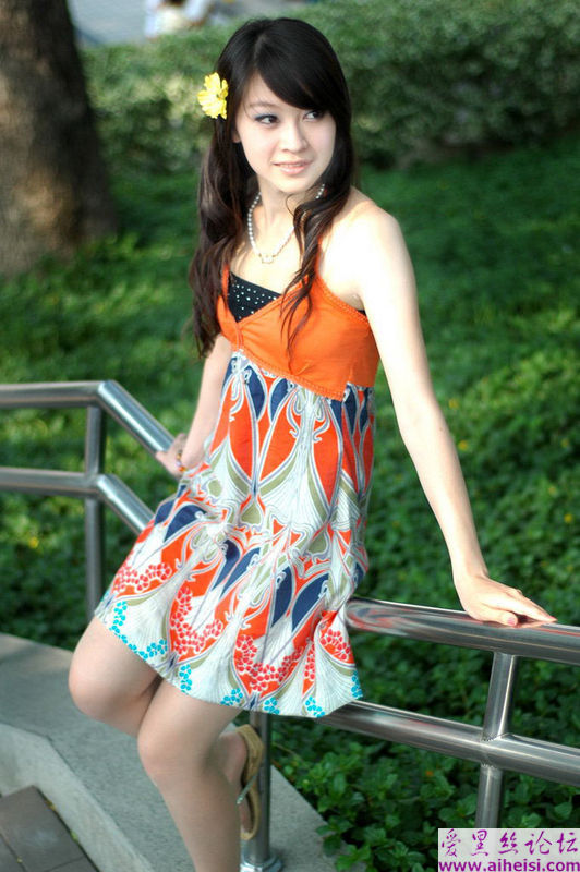 头戴小黄花的美丽姑娘