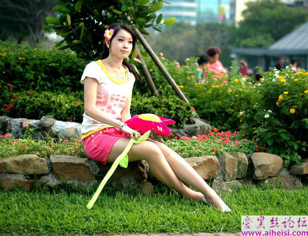 头戴小黄花的美丽姑娘
