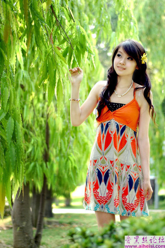 头戴小黄花的美丽姑娘