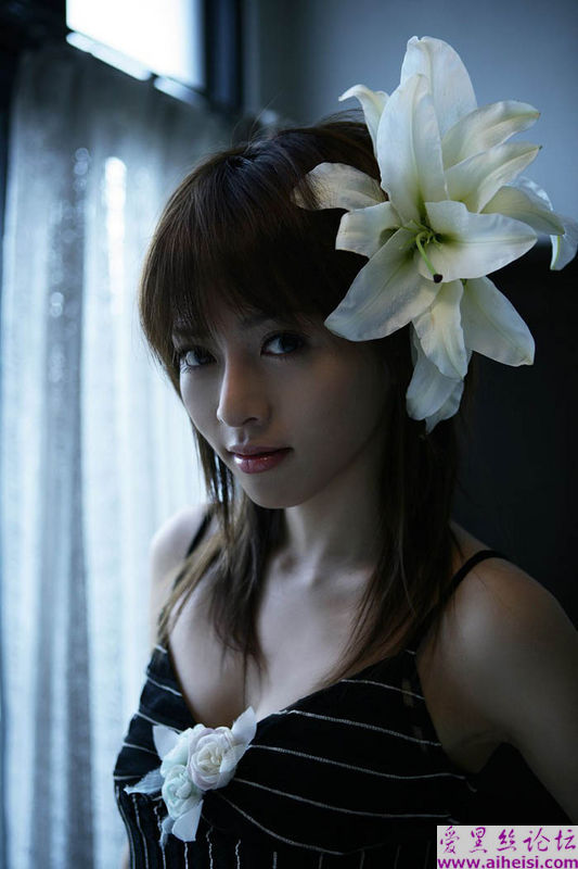头戴百合花的美丽女人