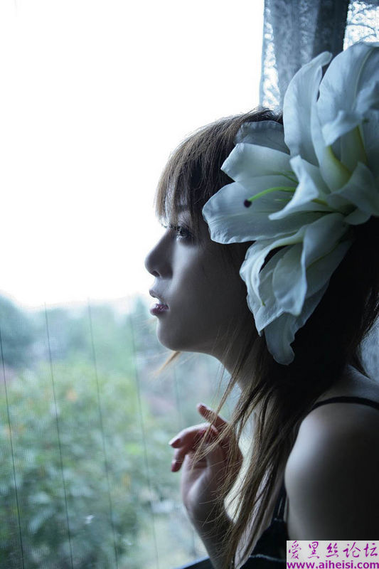 头戴百合花的美丽女人
