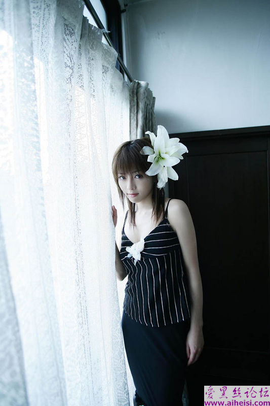 头戴百合花的美丽女人