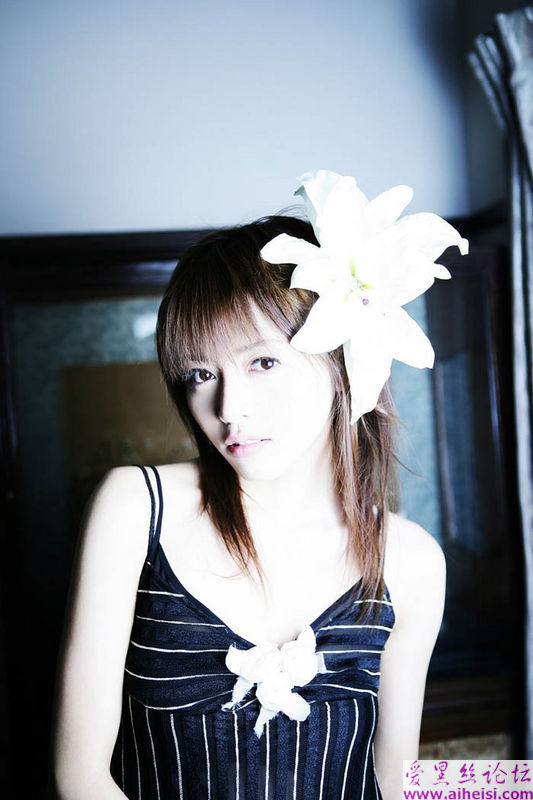 头戴百合花的美丽女人