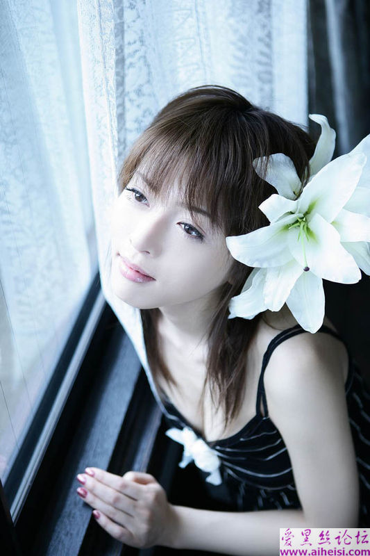 头戴百合花的美丽女人