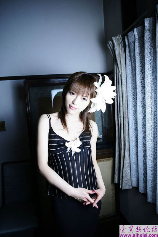 头戴百合花的美丽女人