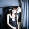 头戴百合花的美丽女人