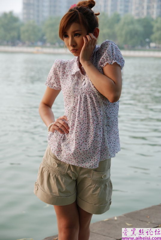 好身材的清爽淡雅佳人