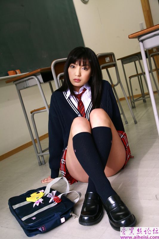 学生短裙下春光外泄