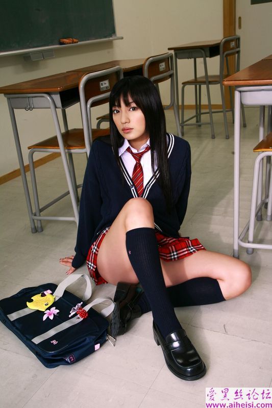学生短裙下春光外泄