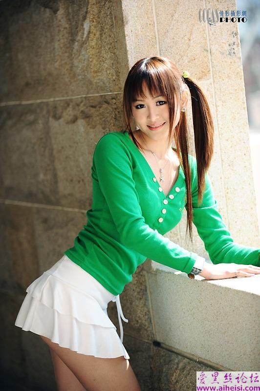 安静思索的寂寞美女