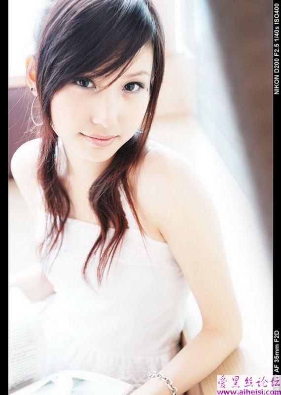 对镜佳人俏