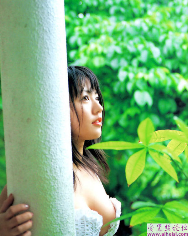 少女尽显魅力体态
