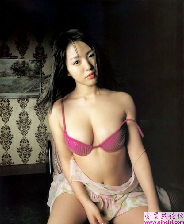 少女尽显魅力体态