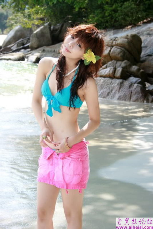 少女海边换清凉泳装