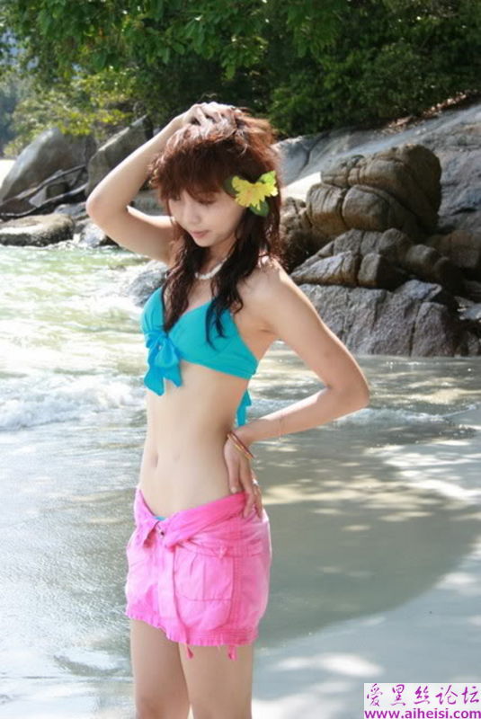 少女海边换清凉泳装