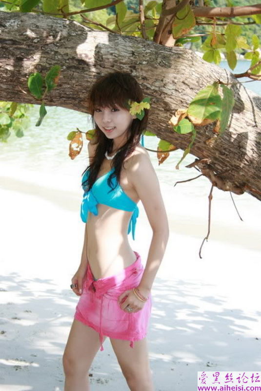 少女海边换清凉泳装