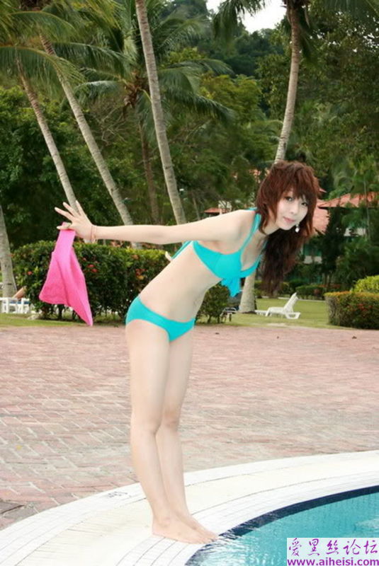 少女海边换清凉泳装