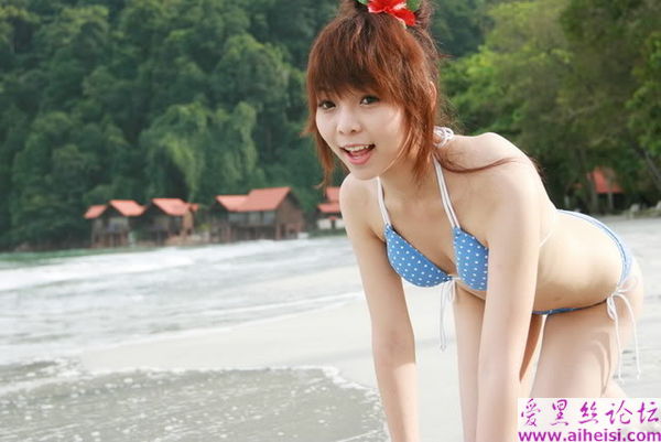 少女海边换清凉泳装