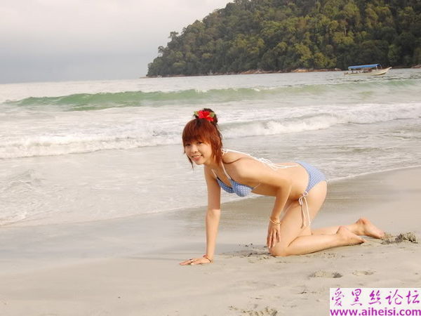 少女海边换清凉泳装